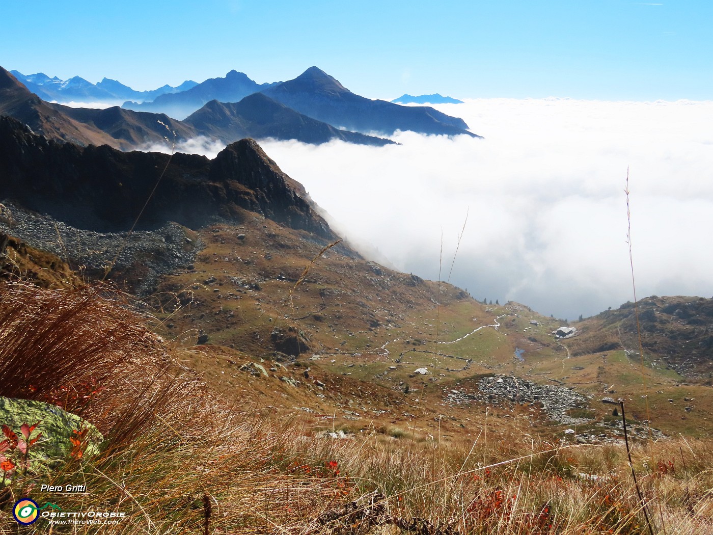 41 Rif. Balicco a dx e Bivacco Zamboni a sx baciati dal sole sopra le nuvole.JPG